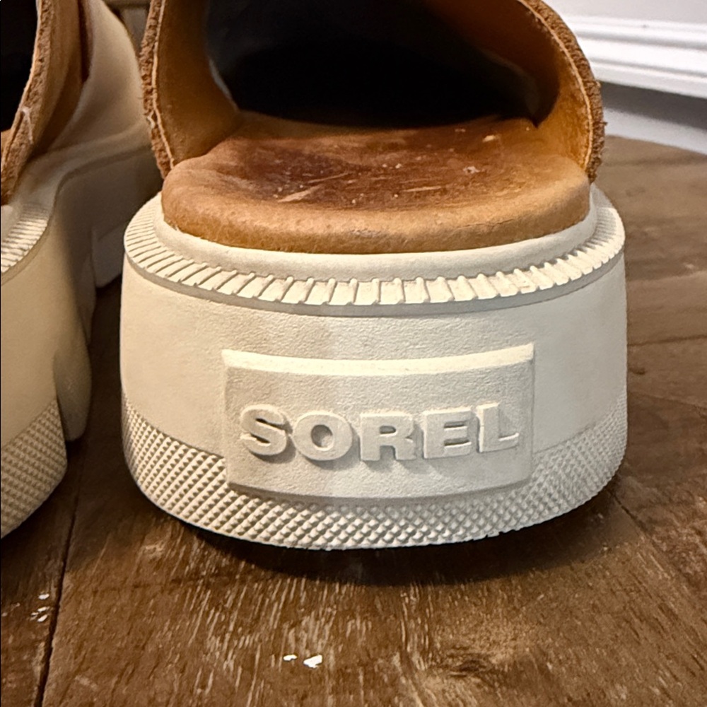 Sorel Two-Tone Tan and Cream Mule Clogs - Picture 15 of 16